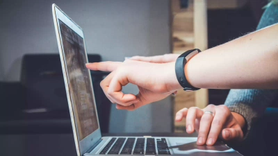 Vingers wijzen naar een Laptop 