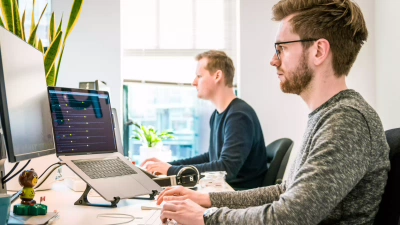 Werkende mensen met een laptop
