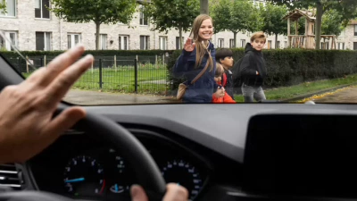 Overstekende kinderen voor een auto