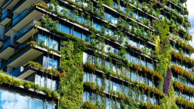 Flatgebouw met veel groene begroeiing