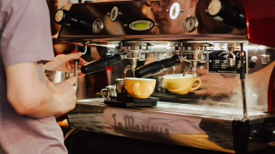 Barista zet koffie 